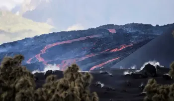 La lava llega de nuevo al mar en La Palma y obliga a confinar población