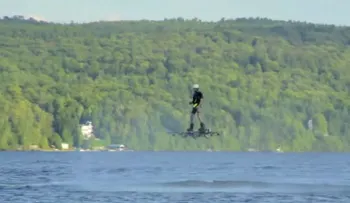 Impresionante video: Un hombre logra volar sobre un lago 