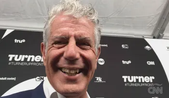 Anthony Bourdain: "La mayoría de personas que cocinan para mí lo hacen mejor que yo"