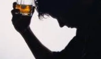 Una persona joven tiene mayores problemas al tomar alcohol por 1ra vez 
