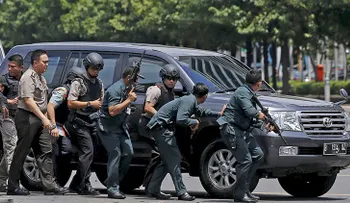 El momento de la inmolación de un terrorista en Yakarta