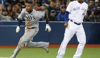 Encarnación y Paredes la sacan, pero Toronto pierde 