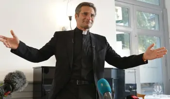 La Iglesia ha convertido en un infierno la vida de los gays dice sacerdote Krysztof Charamsa