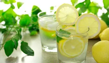 "Los trozos de limón en un vaso de agua pueden SALVAR tu vida "