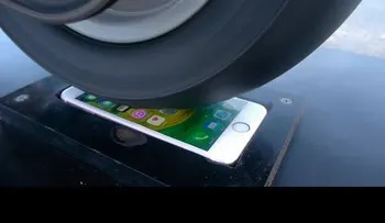 ¿Resistente? Esto es lo que pasa al poner a rodar a toda velocidad una moto sobre un iPhone