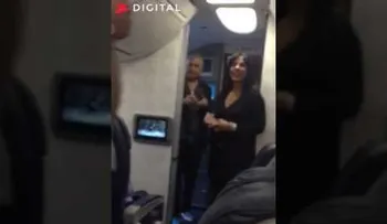 Una pasajero se molesta con esposa de MVM porque bailaba "Despacito"
