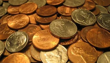 Vendedor de caramelos compra un auto con media tonelada de monedas