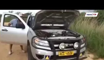 Un hombre encuentra una serpiente en su coche, mira lo que pasa...(VIDEO) 