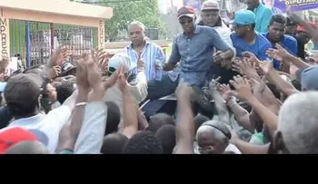 Alcalde Francisco Fernández regala billetes de RD$1,000 frente a centro de votación (VIDEO)