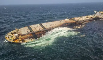 Mancha de petróleo del buque fantasma Caroline Bezengi supera los 2.000 km² y llega a Omán