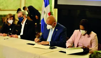 Gobierno y ADP firman acuerdo para mejorar la educación y condiciones de vida de docentes