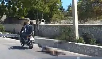 Haitianos arrastran un cadáver en carretera