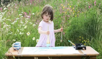 Genio de la pintura: Una niña autista vende sus cuadros por miles de dólares