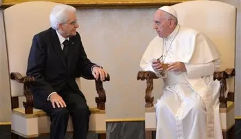 El papa pide hacer más por inmigrantes que llegan a Italia 