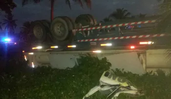 Patana se vuelca en autopista Las Américas; conductor fuera de peligro