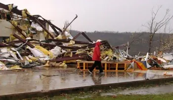 Tormenta hace volcar 30 camionetas en Mississippi