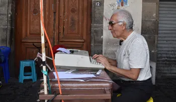 El oficio de escribano público sobrevive en la Plaza de Santo Domingo de Ciudad de México