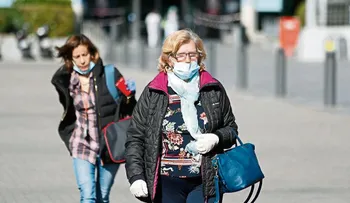 La OMS confirma que la Covid-19 no se transmite a través del aire y no es necesario llevar mascarillas