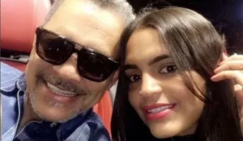 Rafa Rosario y su novia; foto crea revuelo; su "amada" o su hija