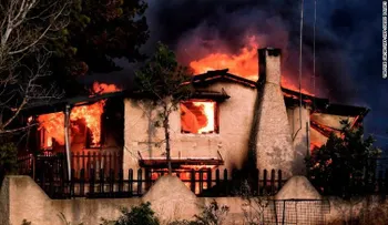 Incendios forestales en Grecia obligan a decenas de griegos a huir hacia el mar