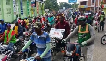 Motoconchistas protestan porque les prohíben transportar pasajeros sin cascos protectores 