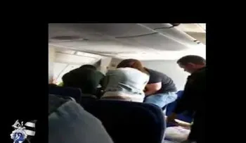 Policías golpean a dominicano dentro de un avión (Video)