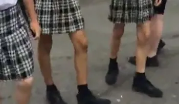 Estos estudiantes se pusieron faldas para protestar por no poder usar pantalones cortos en su escuela