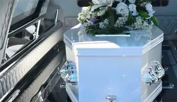 Declarado con muerte cerebral, y antes de ser cremado su madre notó que tenía lagrimas y lo salvó