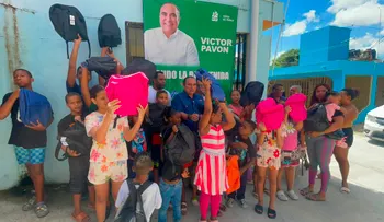 Víctor Pavón entrega útiles escolares y critica al Gobierno por falta de cupos