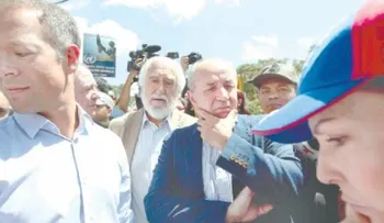 Impiden a senadores visitar a opositor preso