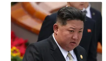 Kim y delegado surcoreano se saludan en Pekín