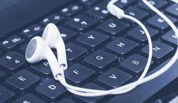 Cómo los audífonos de tus dispositivos pueden convertirse en micrófonos para espiarte