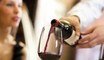 Los errores imperdonables que cometes al tomar vino y champán