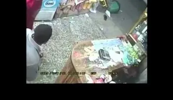 Video: vendedor enfrenta y desarma a un ladrón