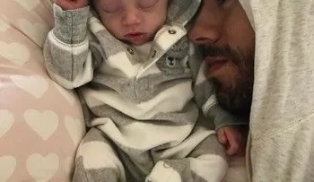  Enrique Iglesias y Anna Kournikova publican las primeras fotos de sus gemelos 