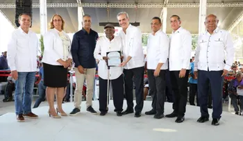 Presidente Abinader entrega 1,300 títulos de un total de 2,817 en Bajos de Haina, San Cristóbal