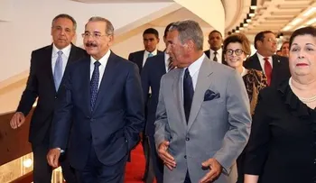Medina supervisa trabajos de remozamiento del Teatro Nacional