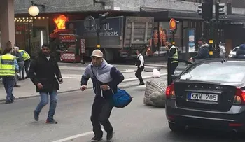 Atentado terrorista en Estocolmo: Un camión atropella multitud y deja al menos 3 personas muertas