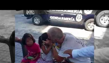 Un extraño besaba a niñas fue denunciado, pero los padres los defendieron... (VIDEO)