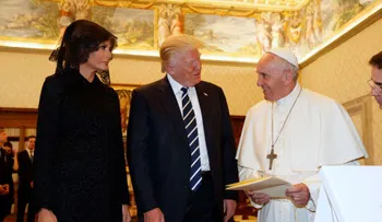 "¿Qué le das de comer a Donald Trum, potizza?", le preguntó el papa a Melania en español