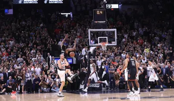 El espectacular bloqueo del argentino Emmanuel Ginóbili en el último segundo del partido