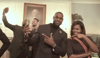 Michelle Obama y LeBron James 'congelados' durante un 'Mannequin Challenge'