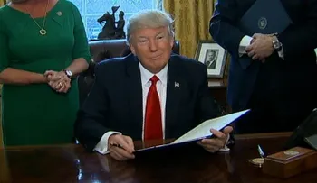 Trump evalúa sus opciones para responder al bloqueo contra su prohibición inmigratoria