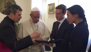 Zuckerberg regala al papa modelo de dron que dará Internet a pobres