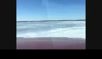 Un camión cae al agua después de romperse el hielo de un lago