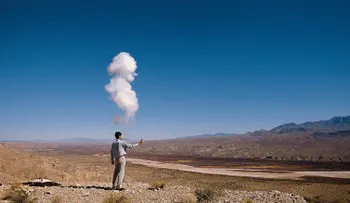 Conoce al artista chino que pinta con explosivos