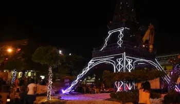 Prueban luces en réplica de la Torre Eiffel para su inauguración el martes