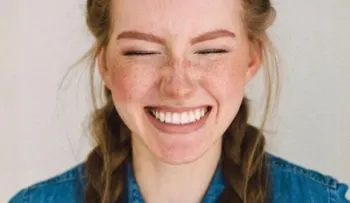 Causas y posibles soluciones para los dientes amarillos