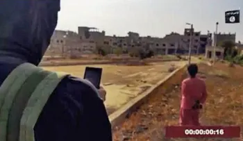 Ejecución por control remoto: el EI hace explotar a dos rehenes con un smartphone (+18)