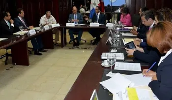 Navarro se reúne con legisladores para coordinar defensa del país en el exterior